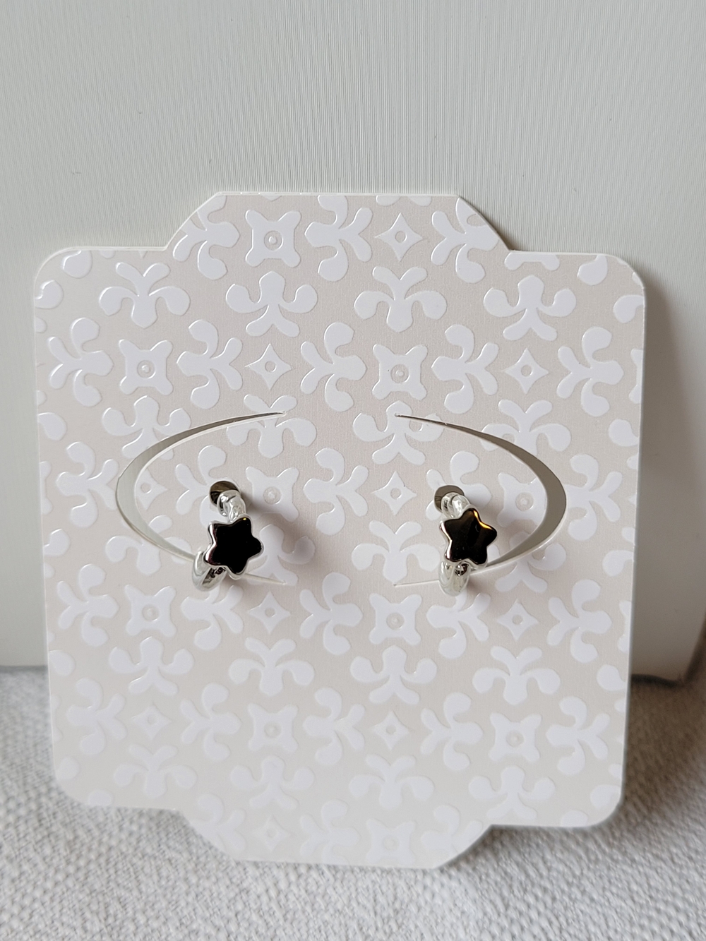 5/$25💎 Silver Hoop Earrings with Star Accents